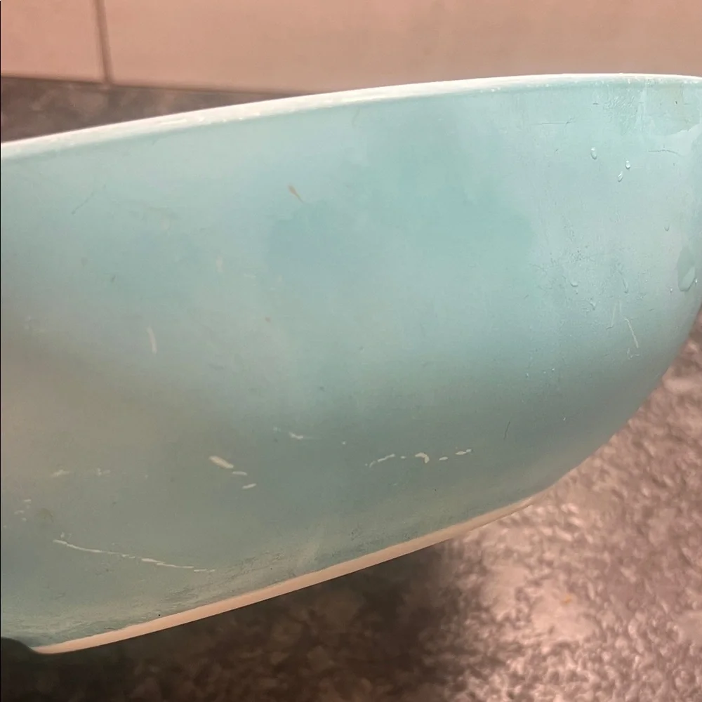 Pyrex #025 2.5 qt Square Aqua Bowl. Exc condition. No chips or cracks
